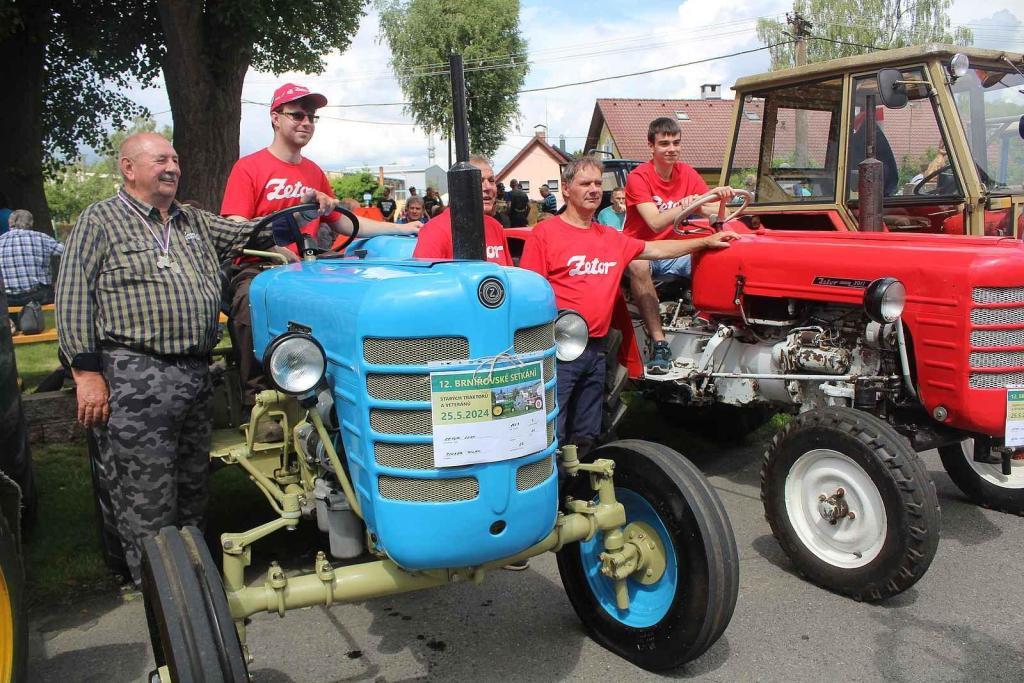 Setkání starých traktorů a veteránů v Brnířově na Domažlicku