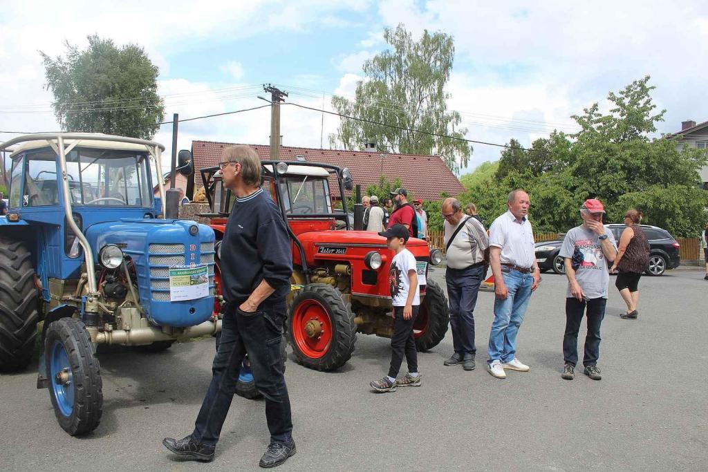 Setkání starých traktorů a veteránů v Brnířově na Domažlicku