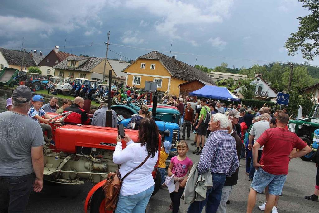 Setkání starých traktorů a veteránů v Brnířově na Domažlicku