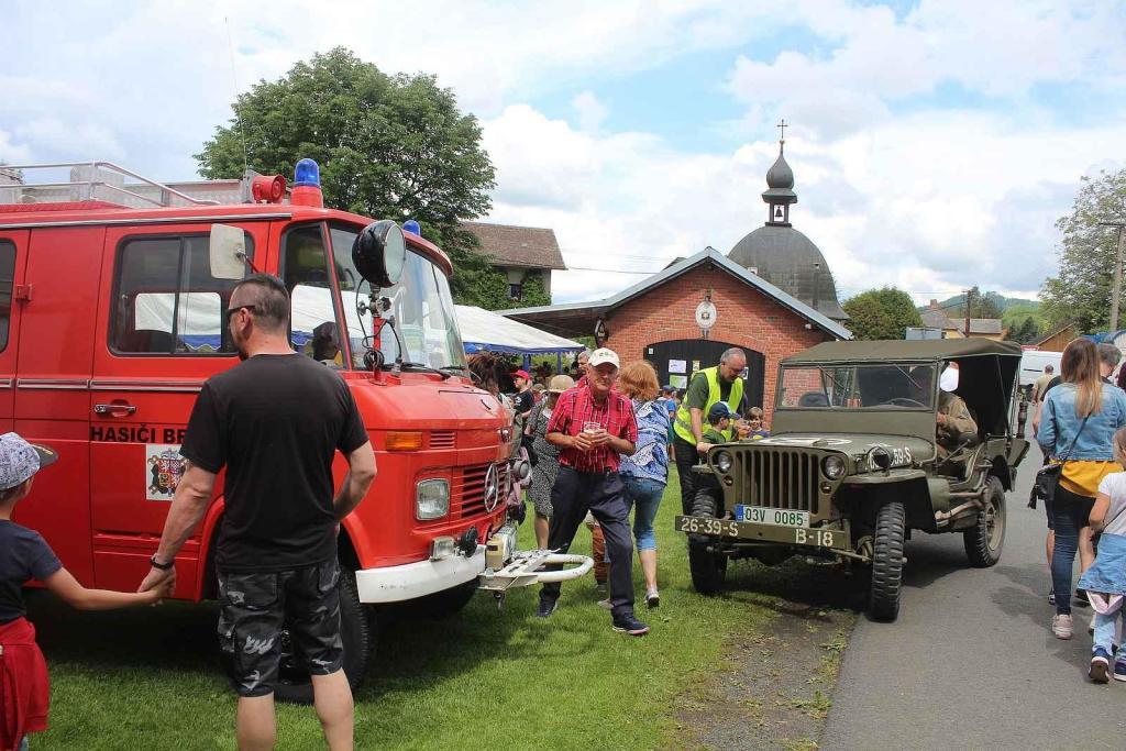 Setkání starých traktorů a veteránů v Brnířově na Domažlicku