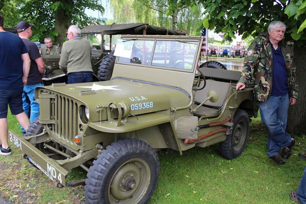 Setkání starých traktorů a veteránů v Brnířově na Domažlicku
