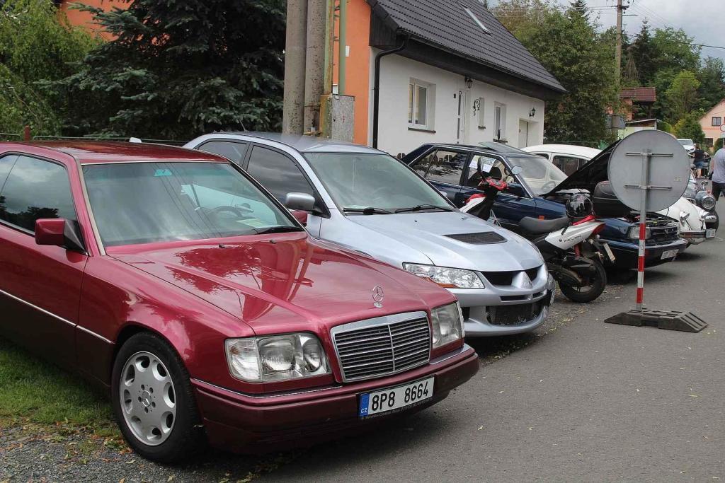 Setkání starých traktorů a veteránů v Brnířově na Domažlicku