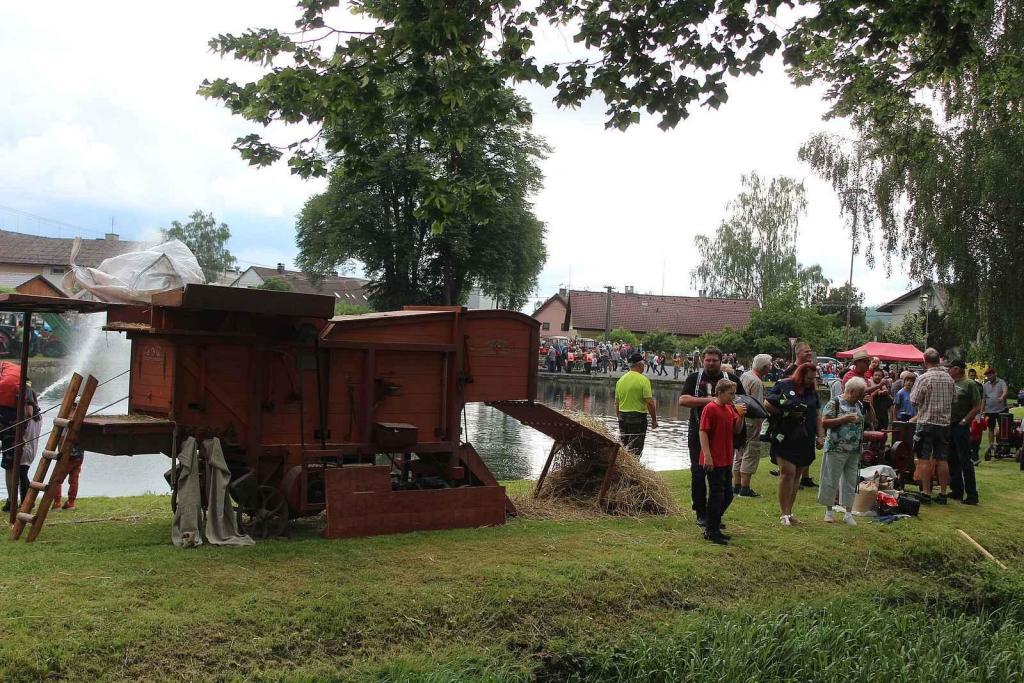 Setkání starých traktorů a veteránů v Brnířově na Domažlicku