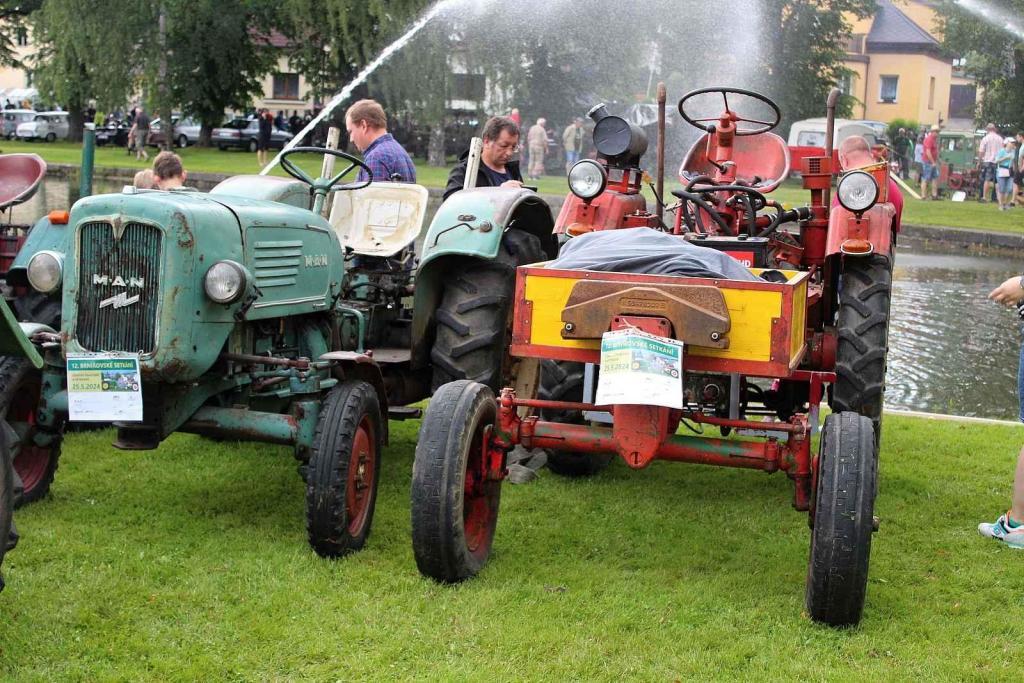 Setkání starých traktorů a veteránů v Brnířově na Domažlicku