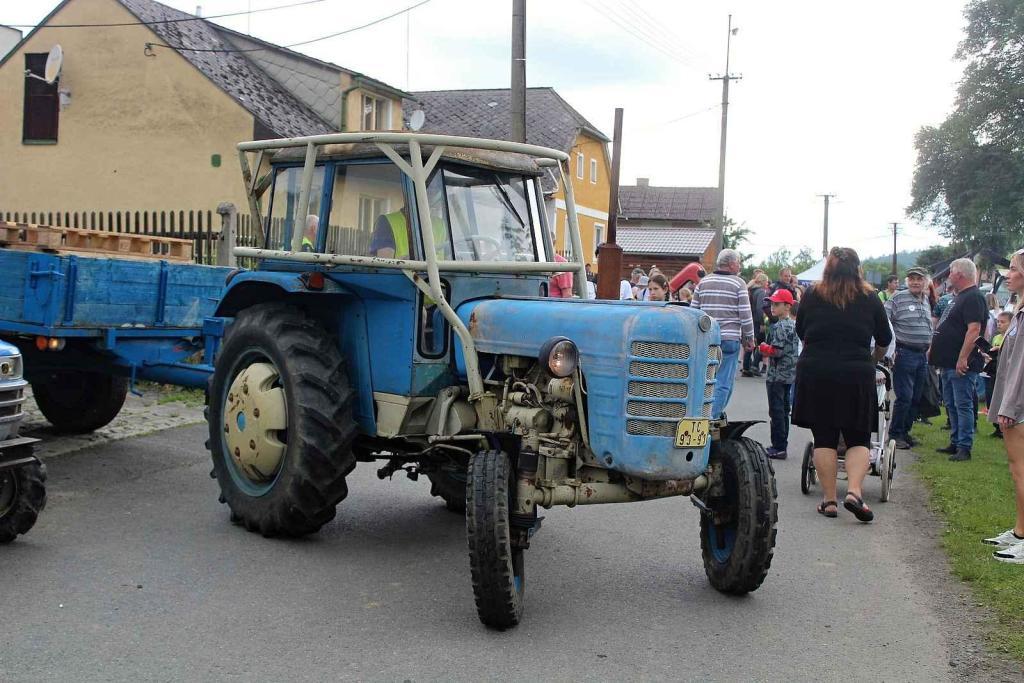 Setkání starých traktorů a veteránů v Brnířově na Domažlicku
