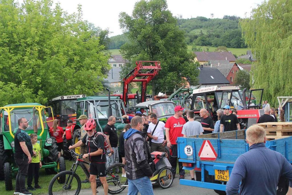 Setkání starých traktorů a veteránů v Brnířově na Domažlicku