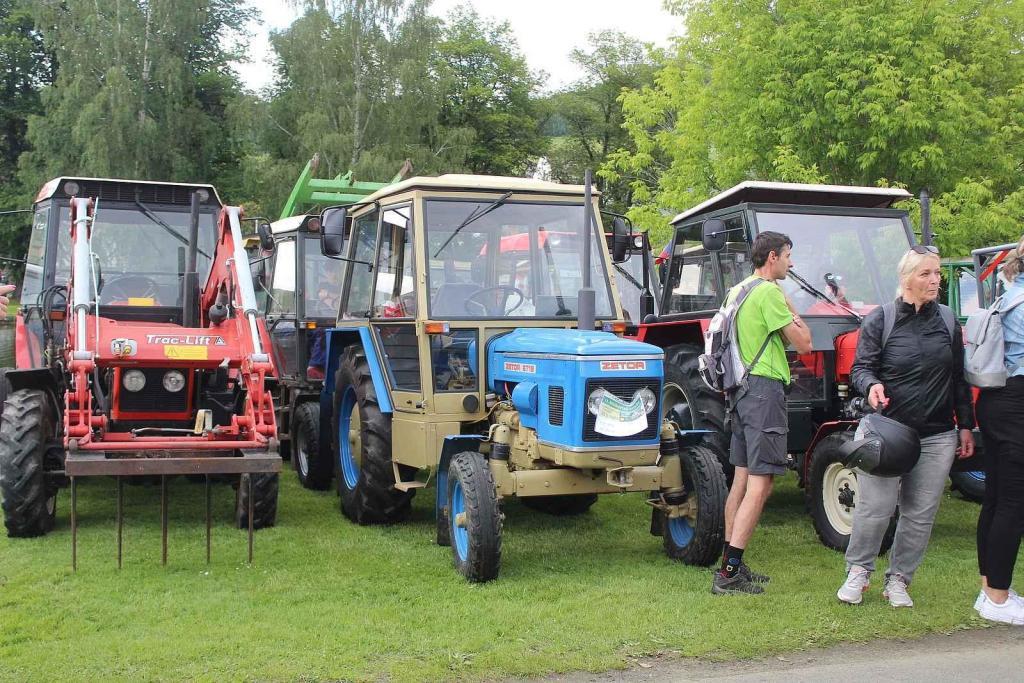 Setkání starých traktorů a veteránů v Brnířově na Domažlicku