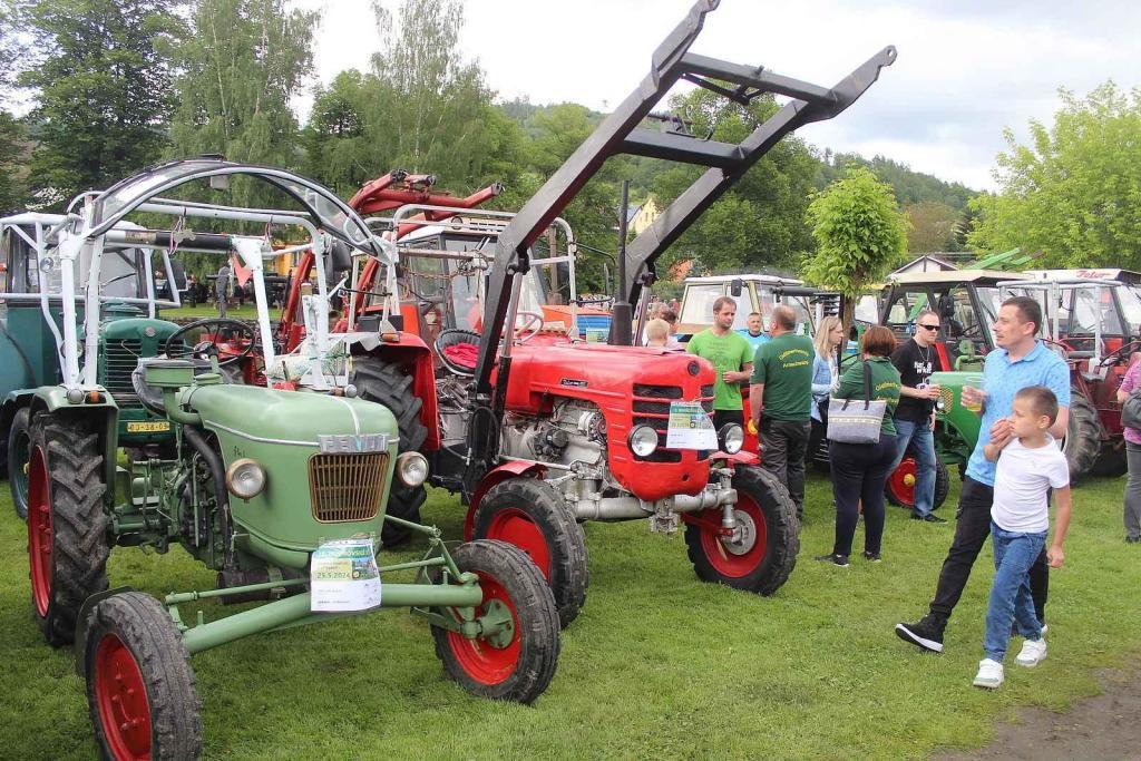 Setkání starých traktorů a veteránů v Brnířově na Domažlicku