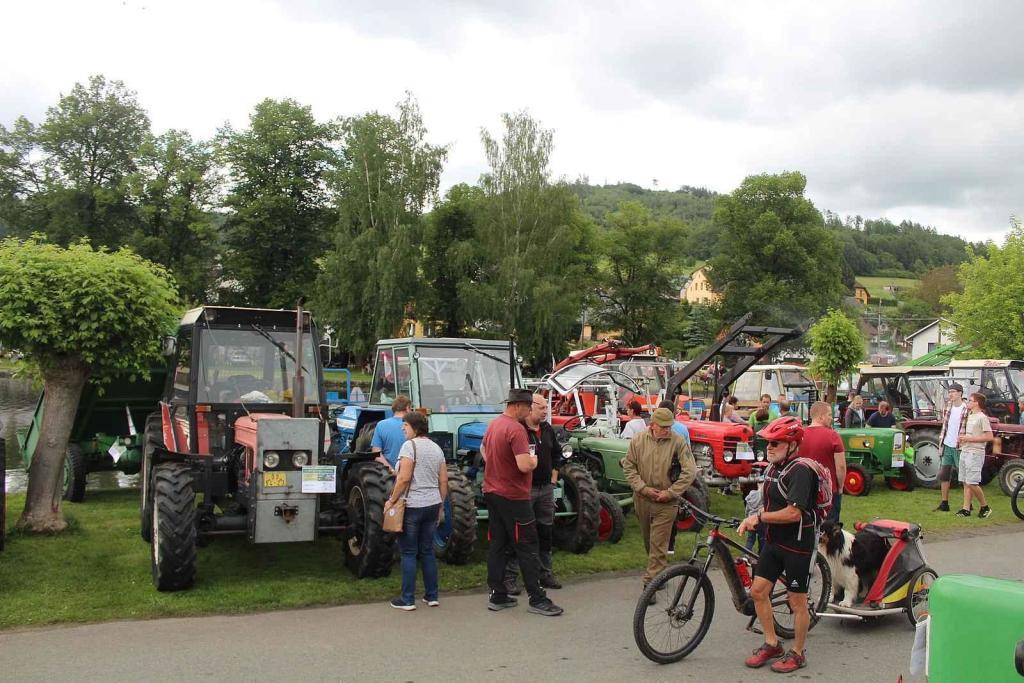 Setkání starých traktorů a veteránů v Brnířově na Domažlicku