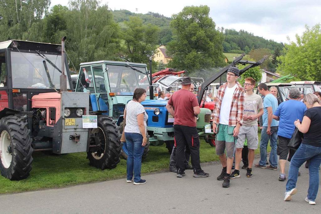 Setkání starých traktorů a veteránů v Brnířově na Domažlicku