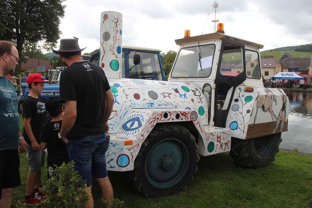 Setkání starých traktorů a veteránů v Brnířově na Domažlicku