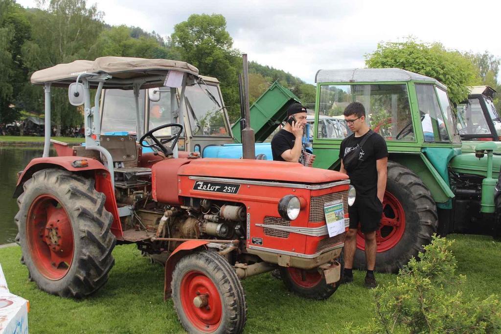 Setkání starých traktorů a veteránů v Brnířově na Domažlicku
