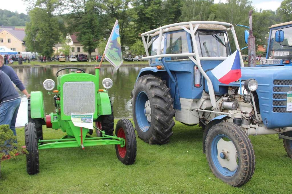 Setkání starých traktorů a veteránů v Brnířově na Domažlicku