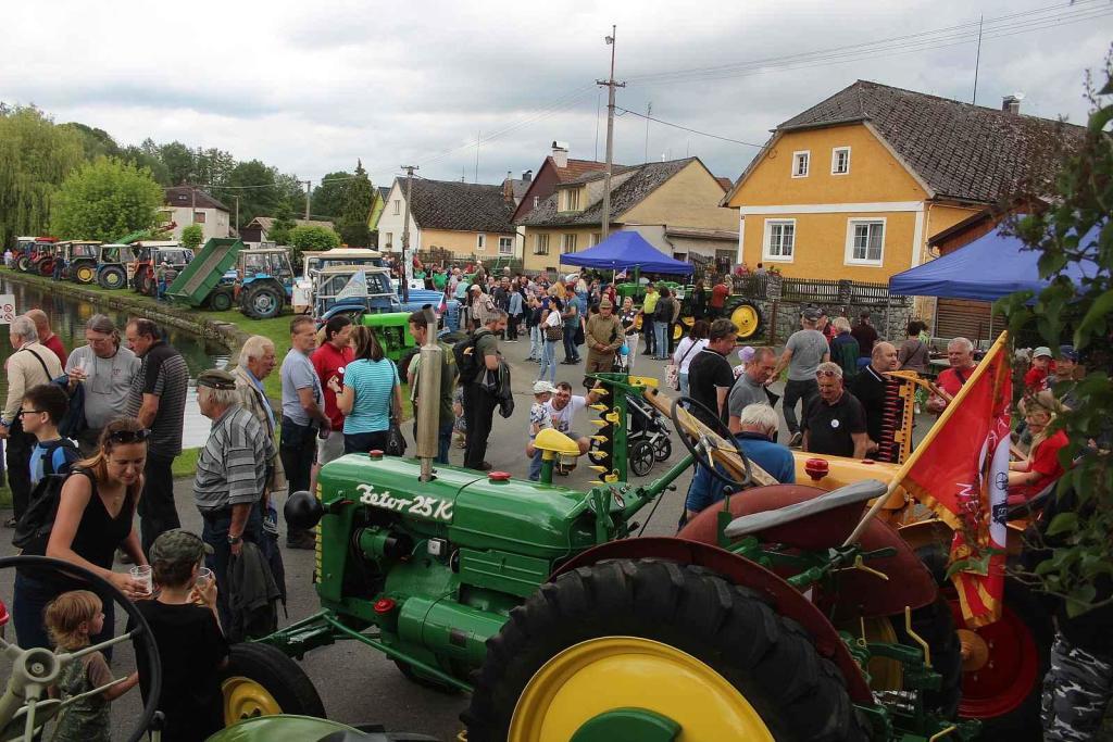 Setkání starých traktorů a veteránů v Brnířově na Domažlicku