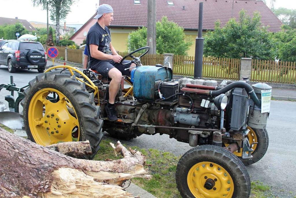 Setkání starých traktorů a veteránů v Brnířově na Domažlicku