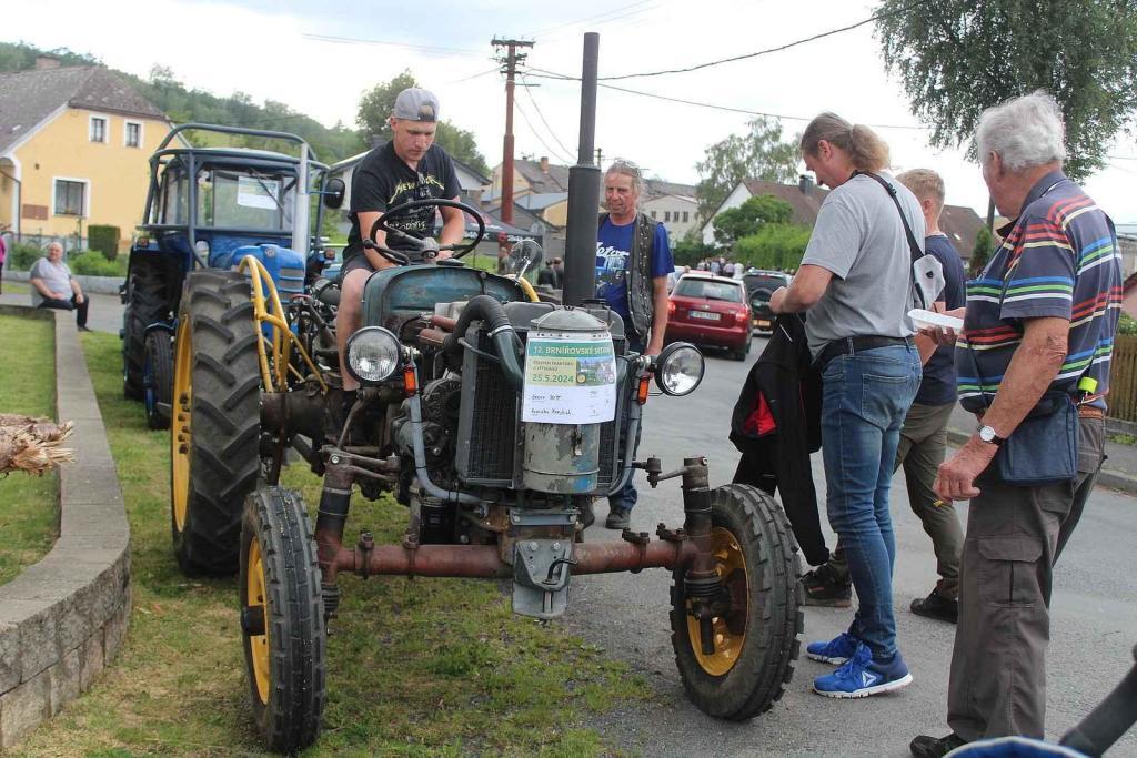 Setkání starých traktorů a veteránů v Brnířově na Domažlicku