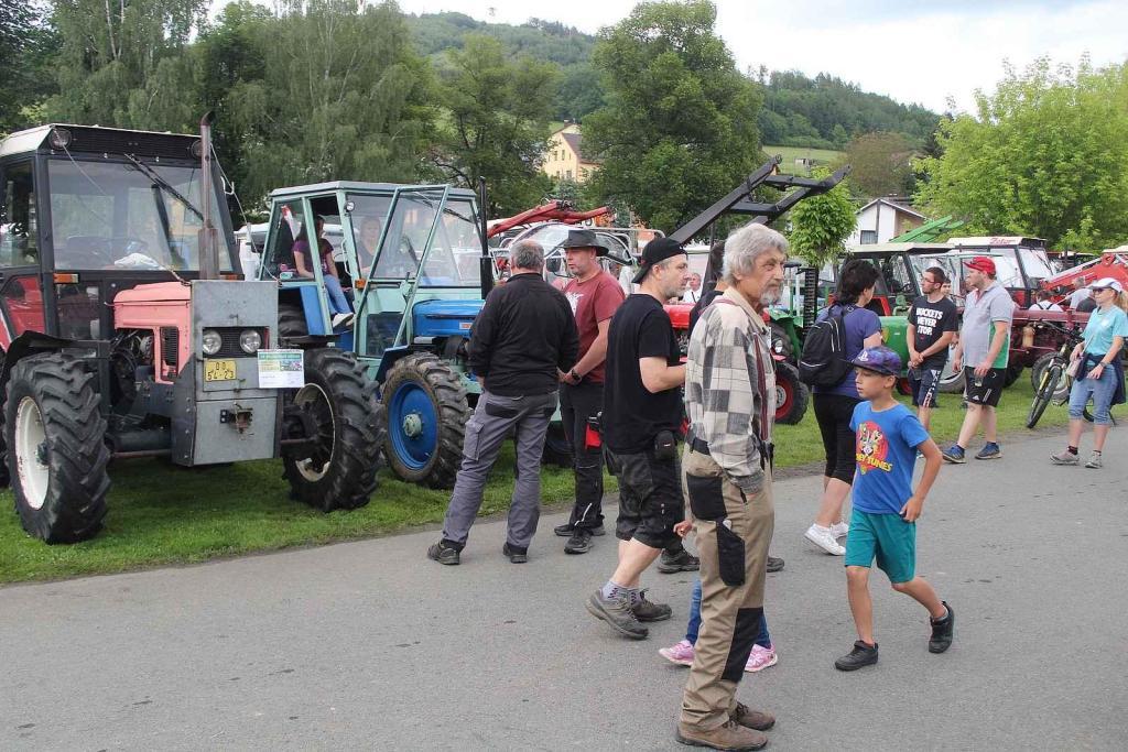 Setkání starých traktorů a veteránů v Brnířově na Domažlicku