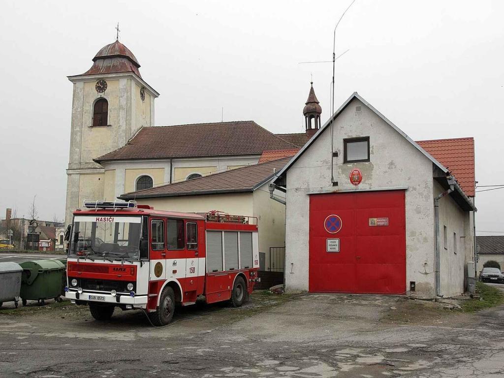 Hsičská cisterna LIAZ 101 CAS K 25 před zbrojnicí ve Větrném Jeníkově.