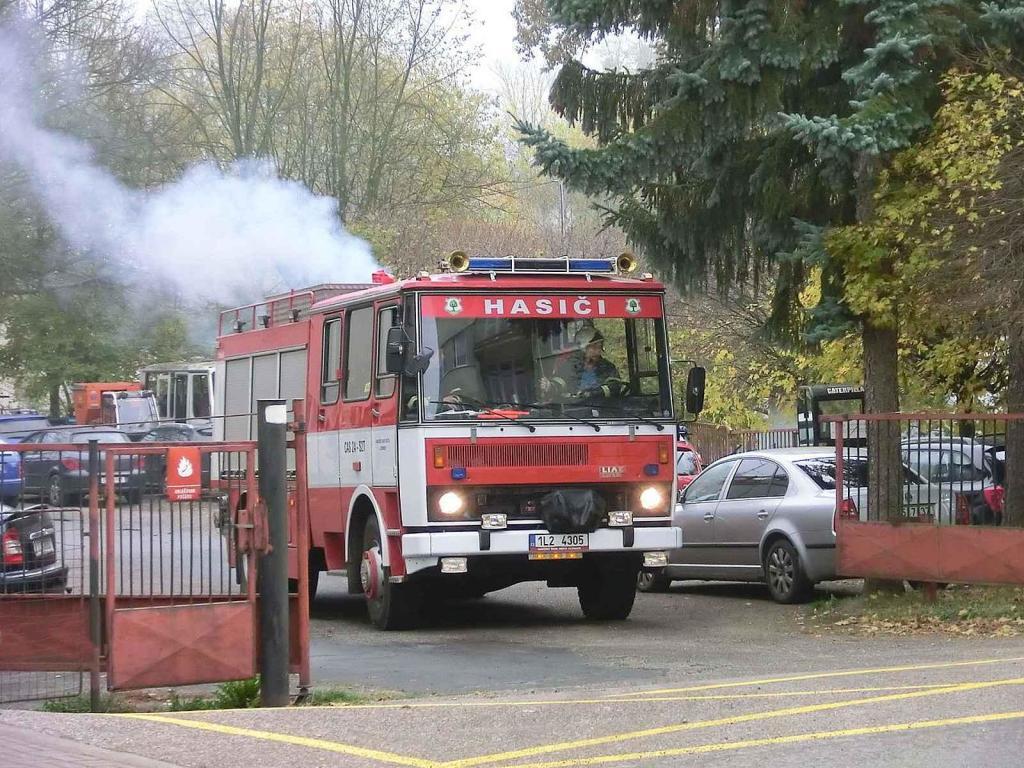 Hasičská cistrena LIAZ vyjíždí do akce.