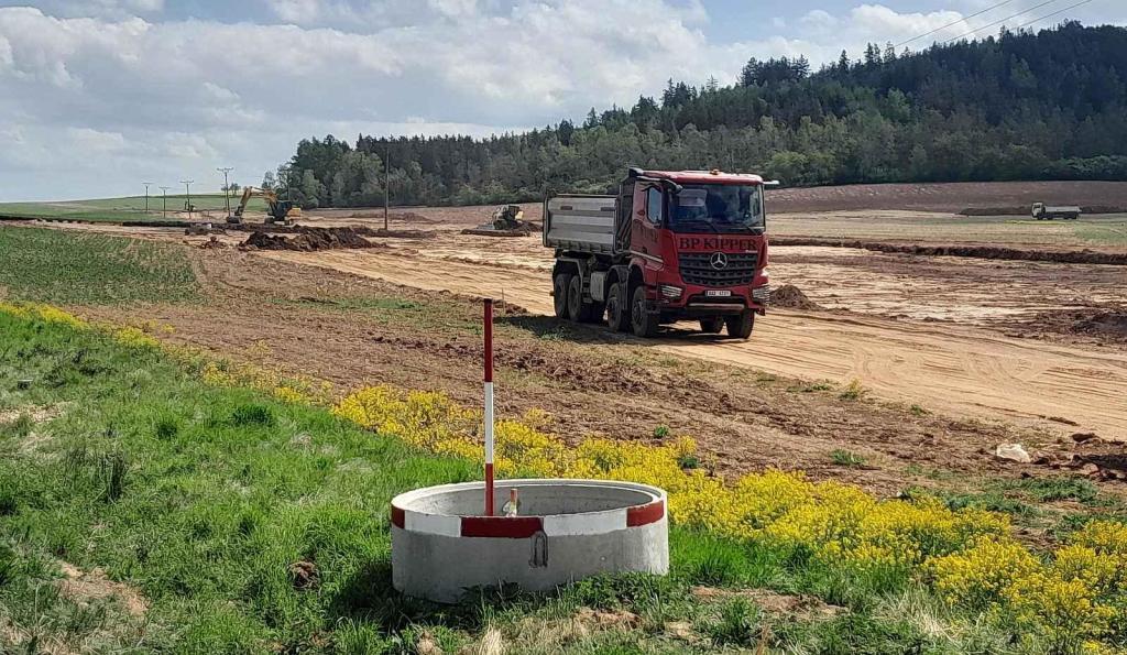 Na připravovaném úseku dálnice Praha – Karlovy Vary mezi jesenickou křižovatkou a Lubencem na jihu Ústeckého kraje už pracuje stavební technika