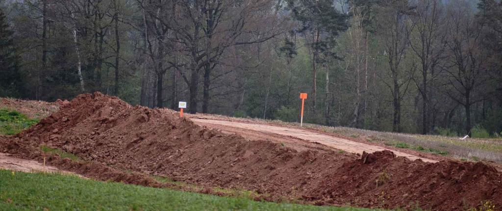 Na připravovaném úseku dálnice Praha – Karlovy Vary mezi jesenickou křižovatkou a Lubencem na jihu Ústeckého kraje už pracuje stavební technika
