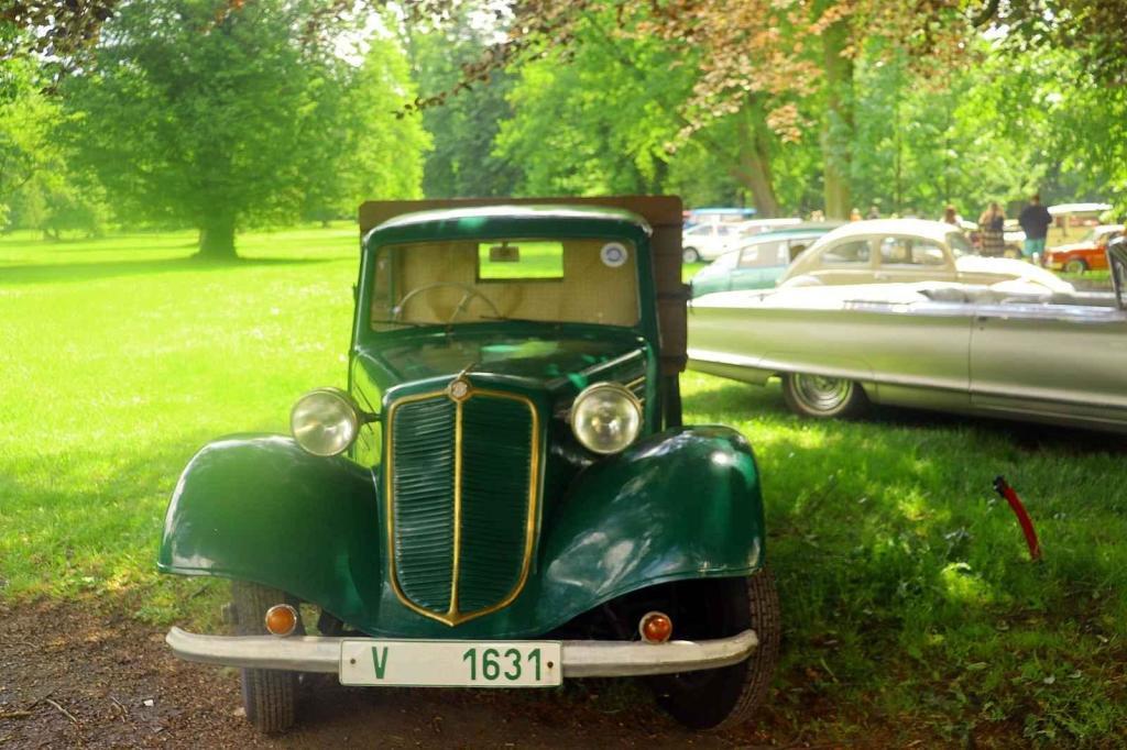 Veterány vyjely z Havlíčkova Brodu a dorazily na zámek ve Světlé nad Sázavou. Foto: poskytl Jan Šafránek