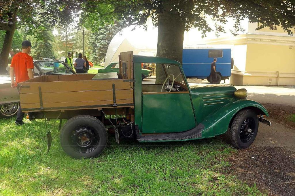 Veterány vyjely z Havlíčkova Brodu a dorazily na zámek ve Světlé nad Sázavou. Foto: poskytl Jan Šafránek