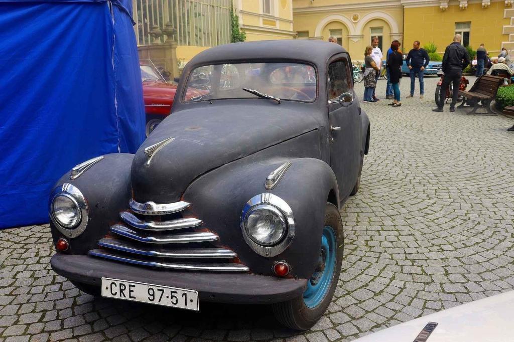 Veterány vyjely z Havlíčkova Brodu a dorazily na zámek ve Světlé nad Sázavou. Foto: poskytl Jan Šafránek