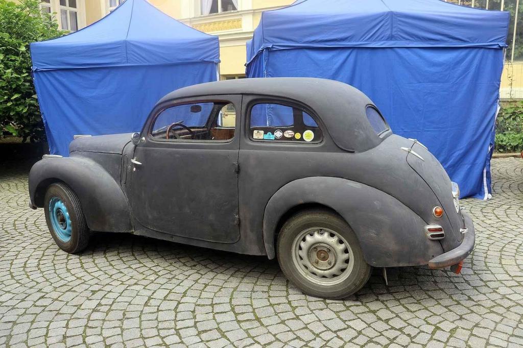 Veterány vyjely z Havlíčkova Brodu a dorazily na zámek ve Světlé nad Sázavou. Foto: poskytl Jan Šafránek