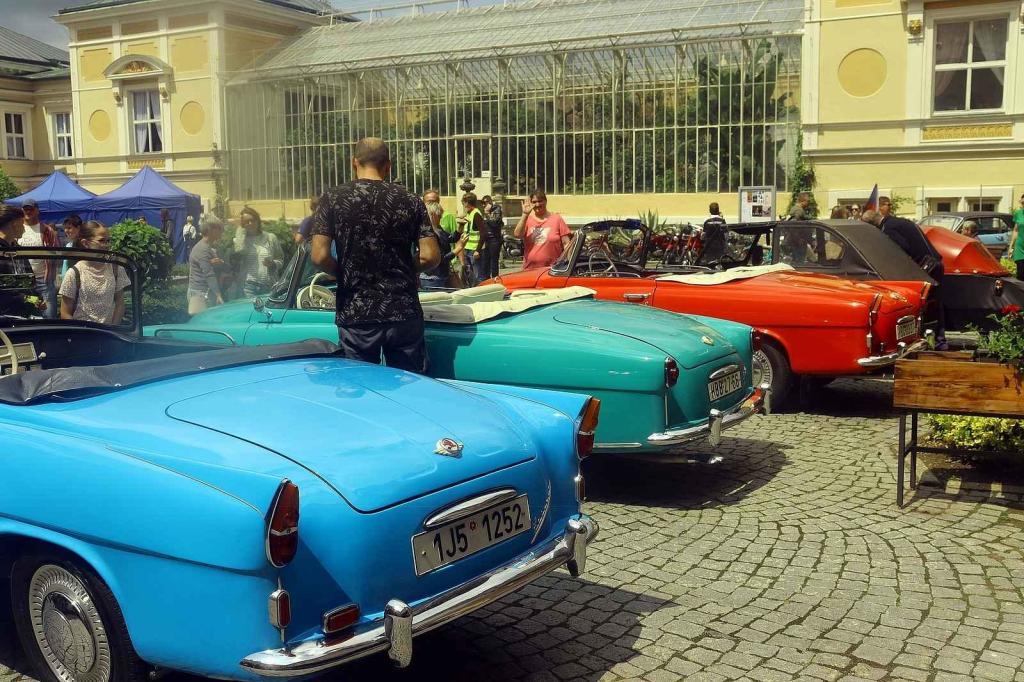 Veterány vyjely z Havlíčkova Brodu a dorazily na zámek ve Světlé nad Sázavou. Foto: poskytl Jan Šafránek