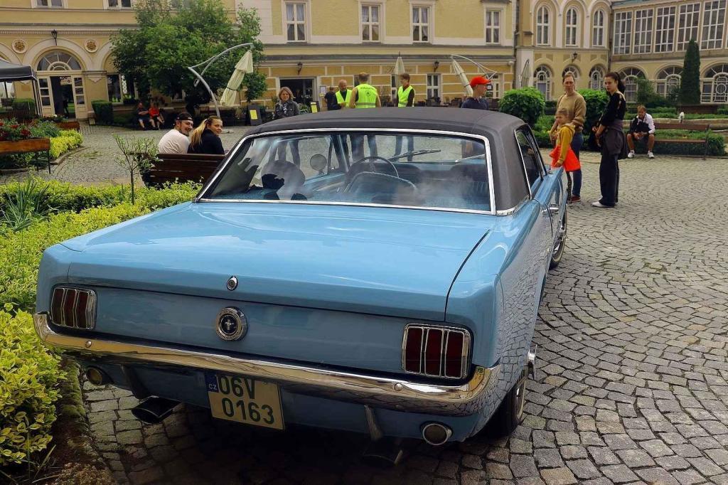 Veterány vyjely z Havlíčkova Brodu a dorazily na zámek ve Světlé nad Sázavou. Foto: poskytl Jan Šafránek