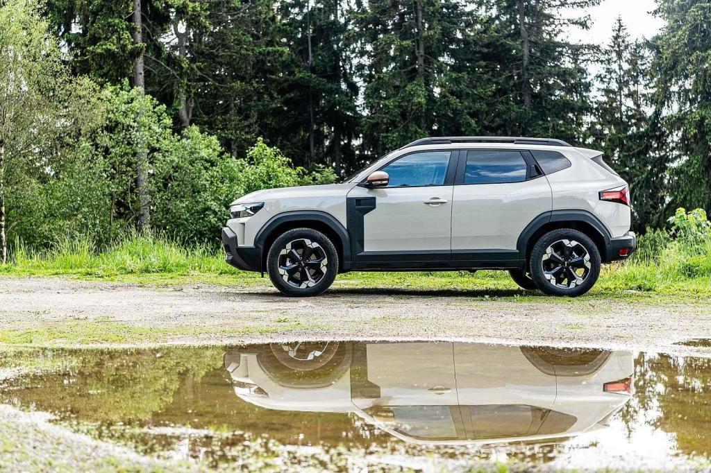Auto je typické SUV s velkou světlou výškou