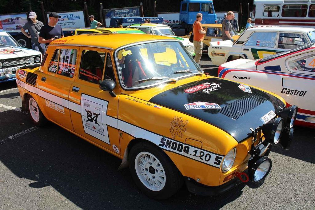 Upravená Škoda 100 pro rallye závody posádky Malík - Malíková.
