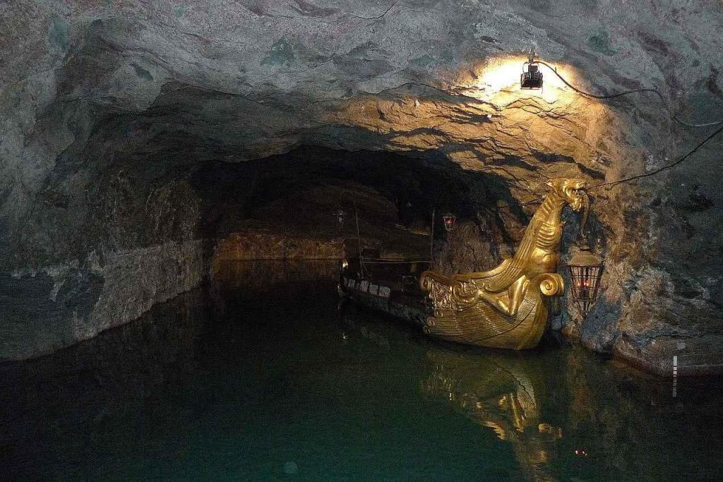 Na takových loďkách si můžete v podzemí užít projížďku