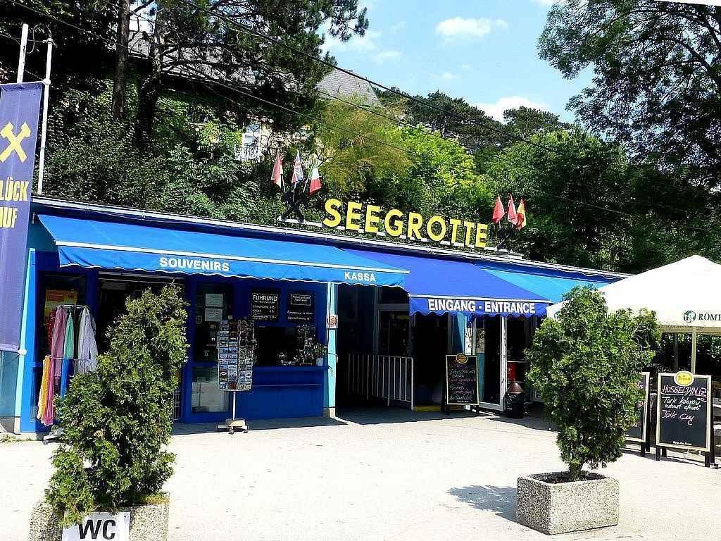 Tudy se do dolu vstupuje