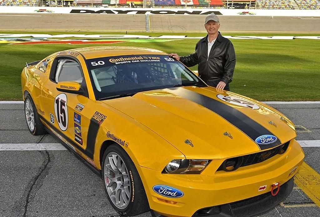 Parnelli Jones u vozu Ford Mustang Boss 302 v roce 2010.