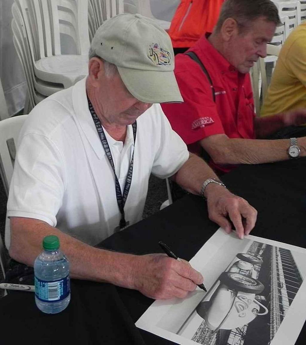 Parnelli Jones při autogramiádě při Indy500 v roce 2014. Foto: Wikimedia Commons, Doctorindy, CC BY-SA 4.0