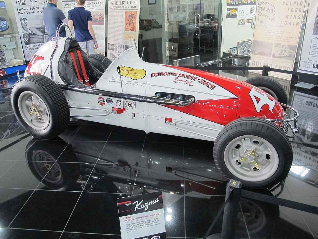 Sprintový vůz z roku 1957, který postavil Eddie Kuzma a řídili jej Don Edmunds a Parnelli Jones.