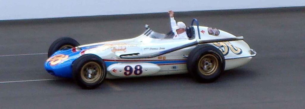 Parnelli Jones za volantem svého vozu při spanilé jízdě na Indy500 v roce 2012.