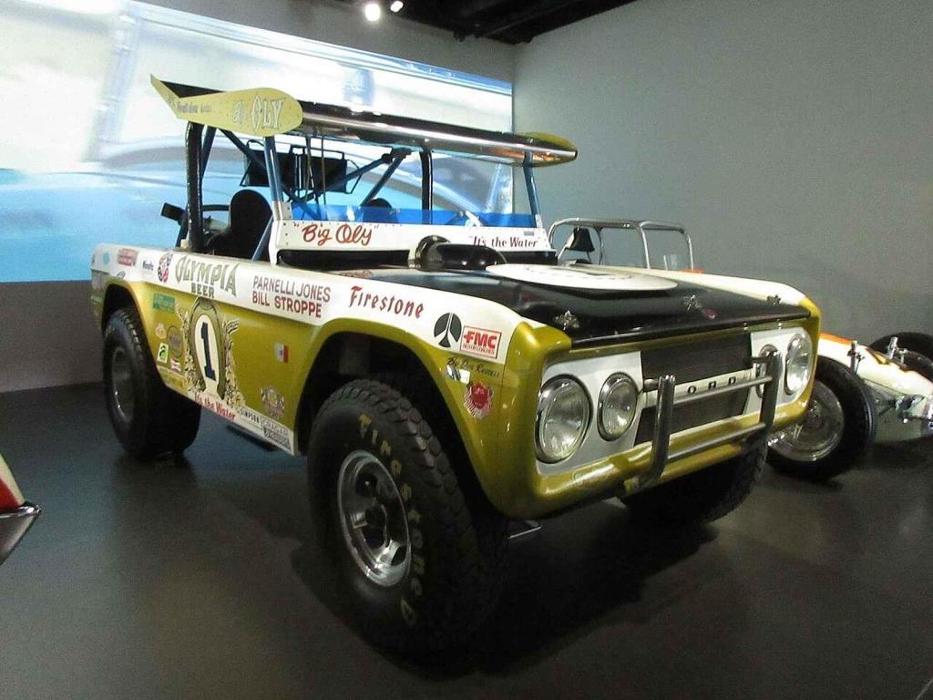 Parnelliho Ford Bronco pojmenovaný Big Oly z off-roadových závodů Baja.