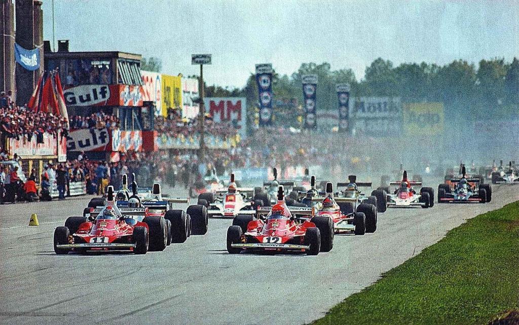 Start závodu VC Itálie 1975. Uprostřed je Mario Andretti s vozem Parnelli VPJ 14.