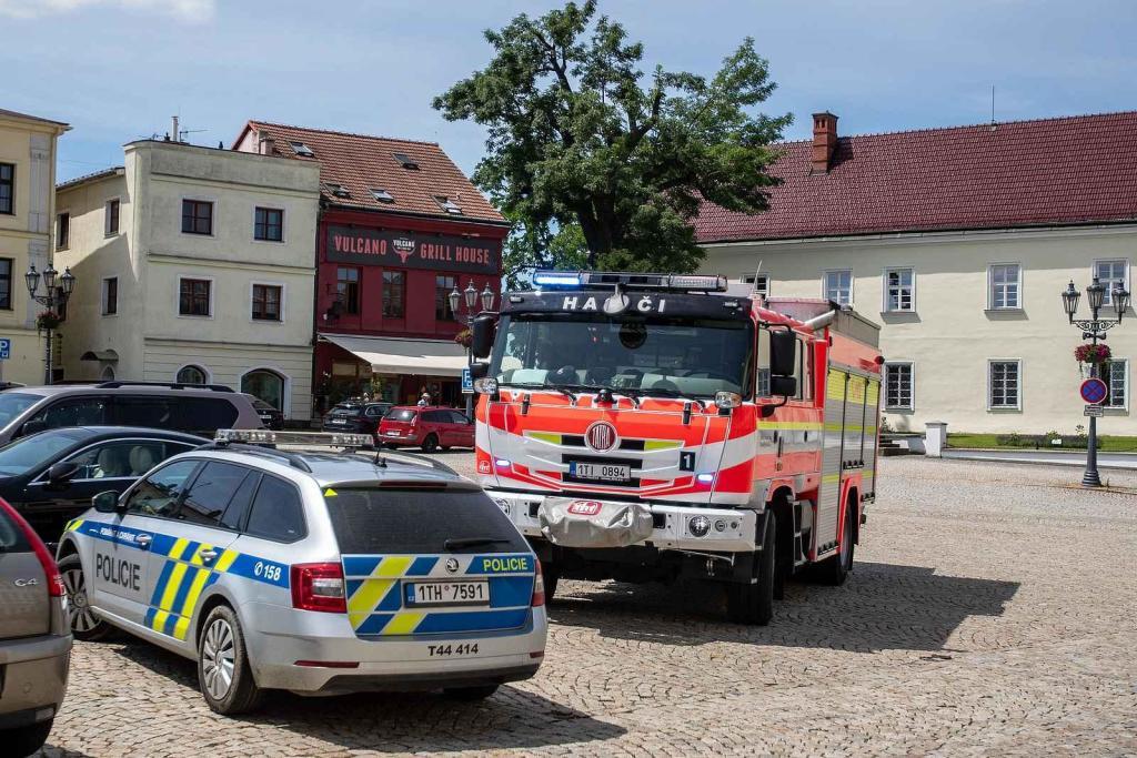 Záchranné složky policie a hasičů na frýdeckém náměstí, 17. června 2024, Frýdek-Místek.