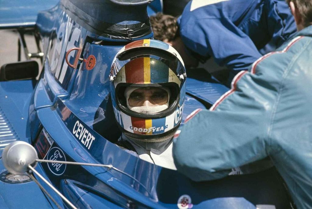 Francois Cevert v kokpitu Tyrrellu v roce 1973.
