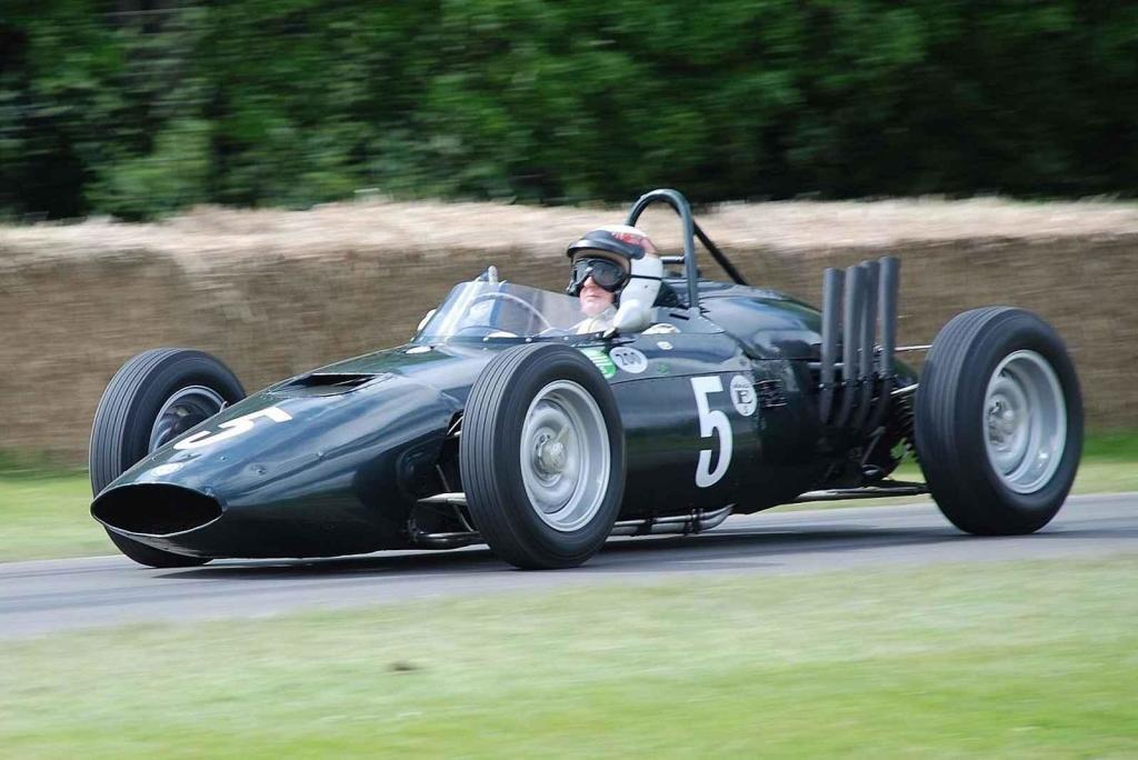 Jackie Stewart řídí historickou F1 při Festival of Speed v Goodwoodu 2016.