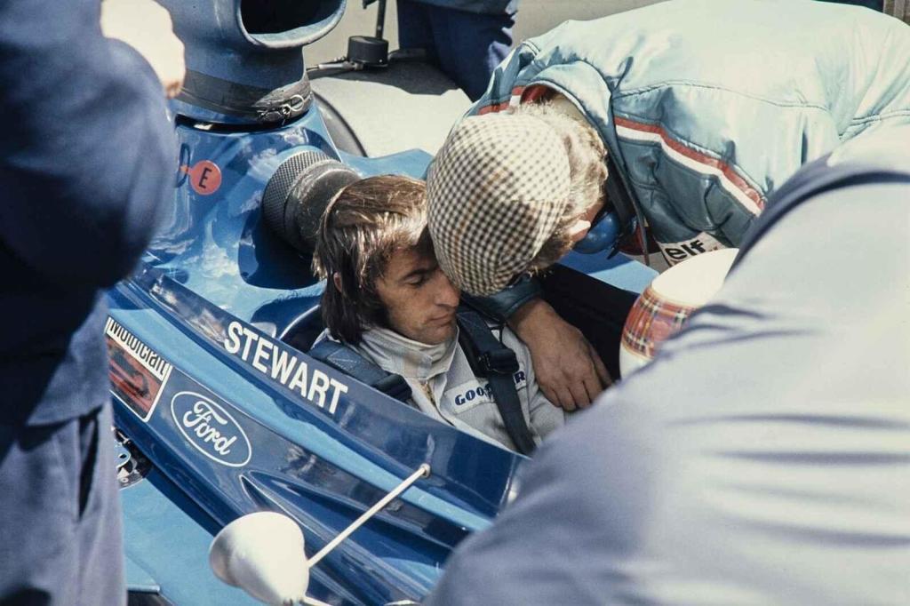 Jackie Stewart v kokpitu vozu F1 Tyrrell v roce 1973 při Velké ceně Švédska.
