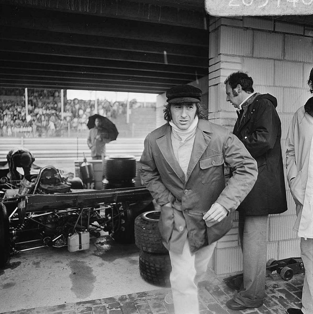 Stewart odchází z boxu při Grand Prix Holandska 1973.