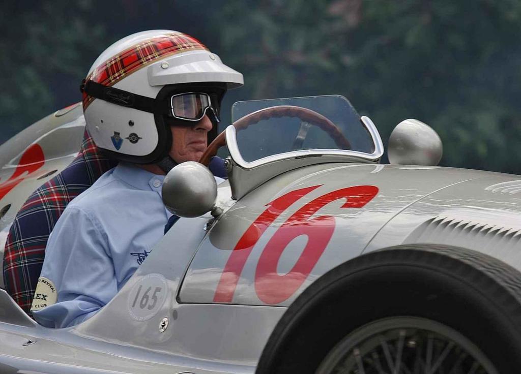 Jackie Stewart řídí Mercedes-Benz W165 při Festival of Speed Goodwood 2014.