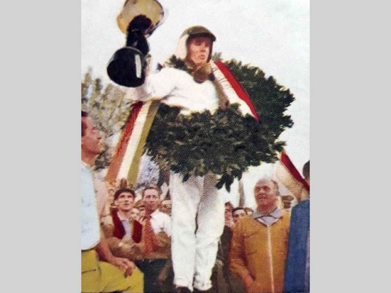 Snímek Jackie Stewarta při oslavě jeho prvního vítězství ve Formuli 1 na okruhu v Monze 1965.