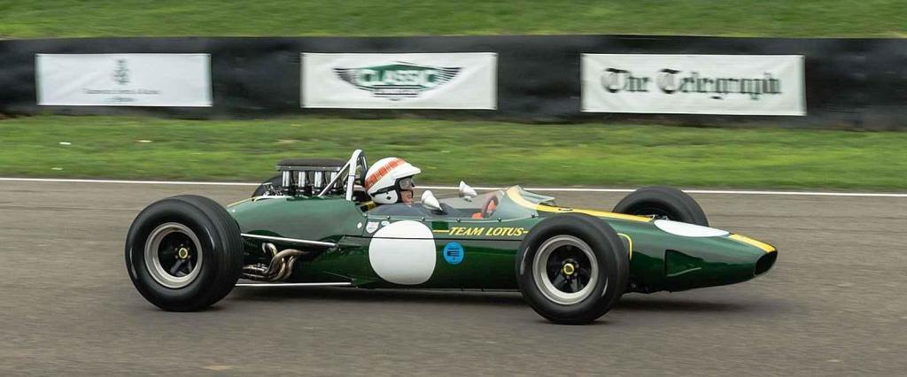 Jackie Stewart řídí Lotus33-Climax na trati pri festivalu v Goodwoodu 2013.