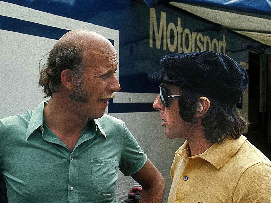 Stewart při rozhovoru v boxech v roce 1973.